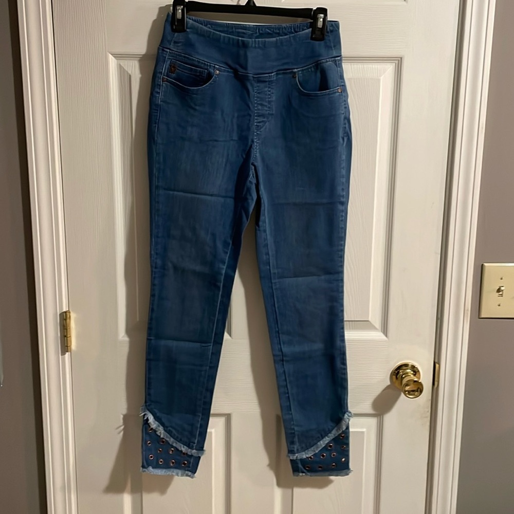 NEW in package Belle By Kim Gravel Size 4 TripleLuxe Denim Grommet Jeggings